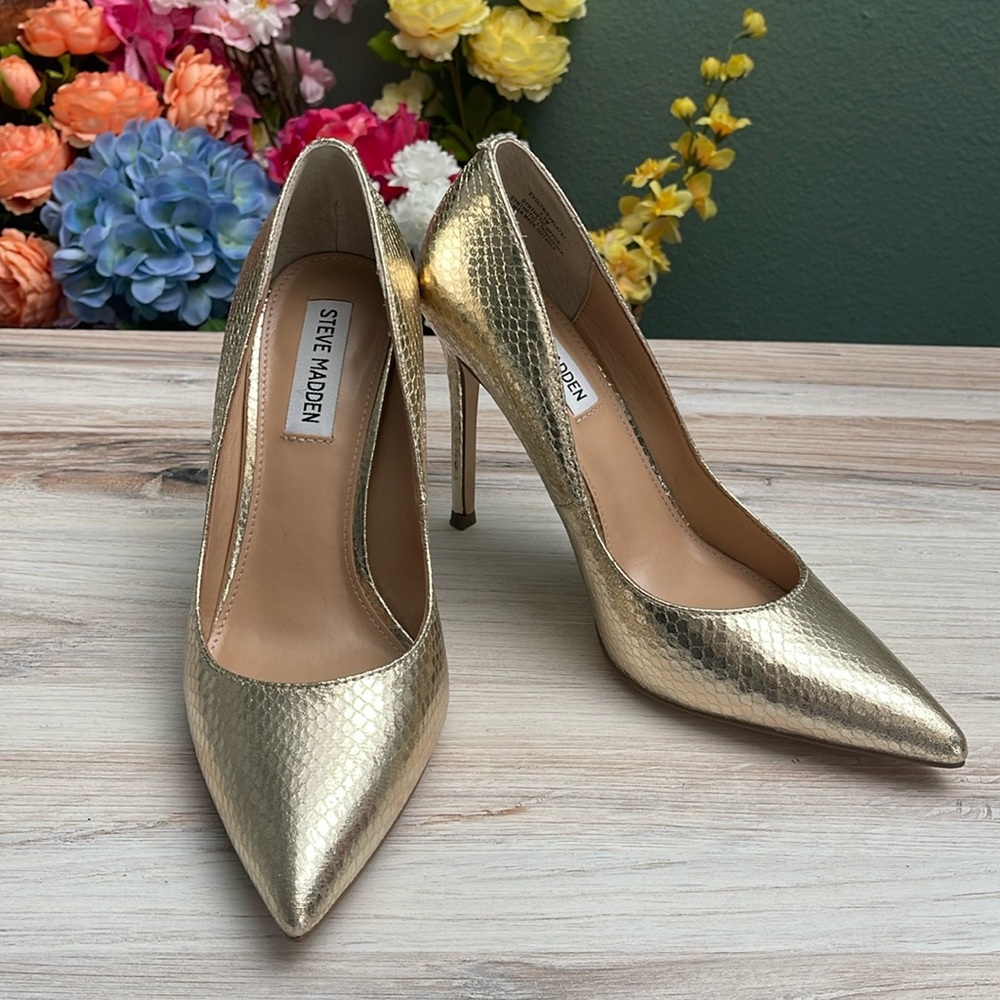 STEVE MADDEN Evelyn gold faux snakeskin pumps size 7.5